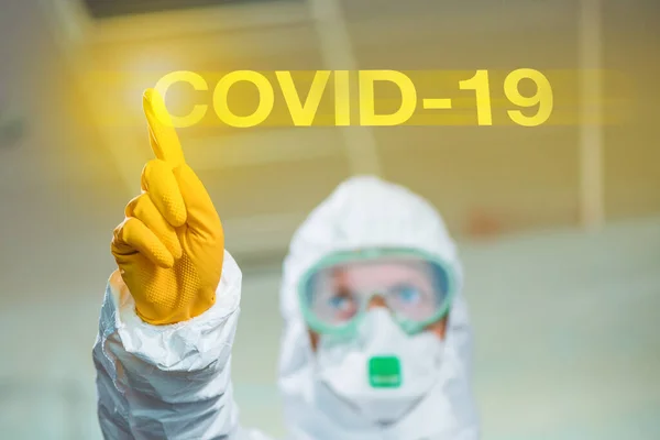 Covid Wuhan Coronavirus Concepto Con Epidemiólogo Utilizando Pantalla Virtual Enfoque —  Fotos de Stock