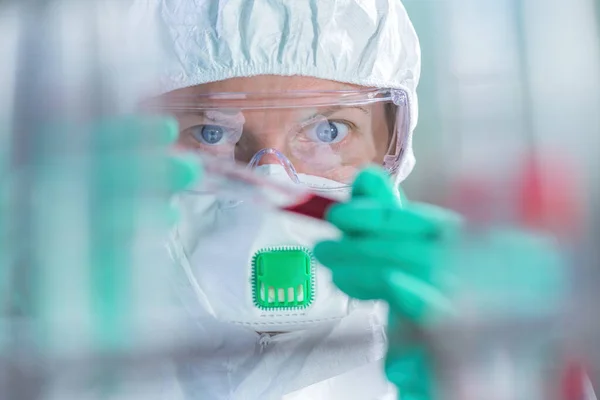 Virologista Profesional Salud Analizando Muestra Análisis Sangre Tubos Laboratorio Primer —  Fotos de Stock