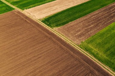 Drone pov soyut arka plan olarak kırsal tarım alanları patchwork havadan görünümü