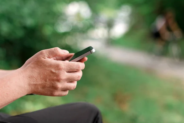 Senderista Usando Smartphone Mientras Descansa Banco Parque Enfoque Selectivo — Foto de Stock