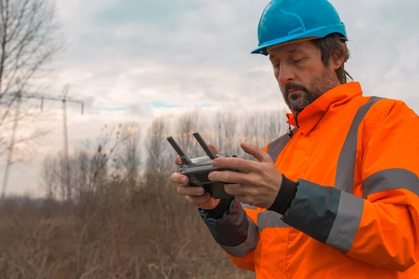 Técnico Florestal Pilotando Drone Com Controle Remoto Madeiras Fazendo Fotos — Fotografia de Stock