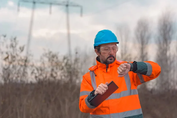 Técnico Forestal Comprobando Reloj Inteligente Mientras Trabaja Aire Libre Bosque — Foto de Stock