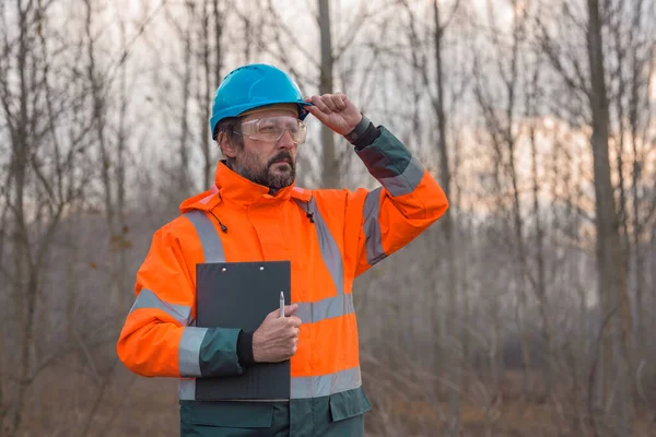 Skogstekniker Som Poserar Skogen Med Urklipp Anteckningsblock För Insamling Data — Stockfoto