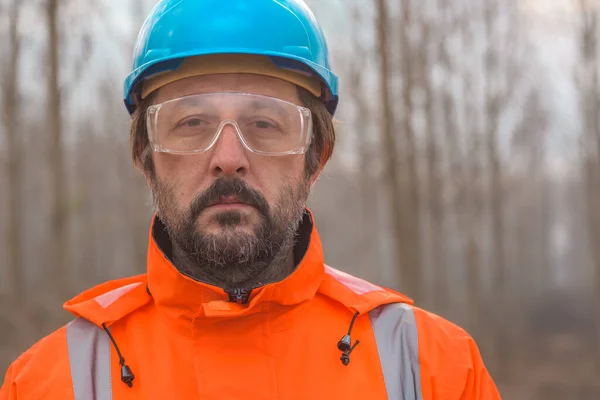 Porträt Eines Selbstbewussten Forsttechnikers Wald Erwachsener Professioneller Mann Mit Orangefarbener — Stockfoto