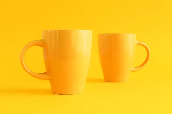 黄色の背景に2つの黄色のコーヒーカップ コーヒーブレイクとカフェイン中毒の概念 — ストック写真