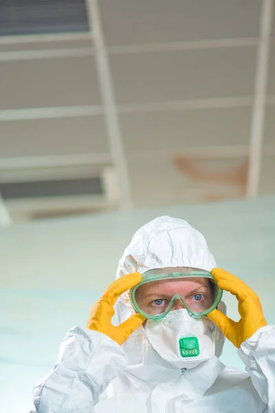 ウイルス検疫における女性疫学者の肖像 保護服全体で医療専門家のタイトなクローズアップヘッドショット — ストック写真