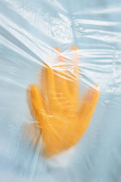 ウイルスの隔離のプラスチックカーテンの後ろの保護手袋 ウイルスの発生と戦う医療専門疫学者 — ストック写真