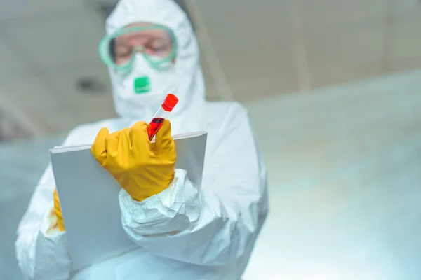 Virologista Com Exame Sangue Amostra Tubo Laboratório Escrevendo Notas Quarentena — Fotografia de Stock