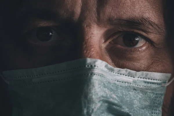Salgın Hastalık Salgını Sırasında Yüzünü Kapatan Tek Kullanımlık Solunum Maskeli — Stok fotoğraf