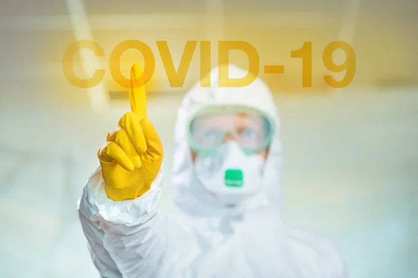 Covid Wuhan Concept Coronavirus Avec Épidémiologiste Utilisant Écran Virtuel Mise — Photo