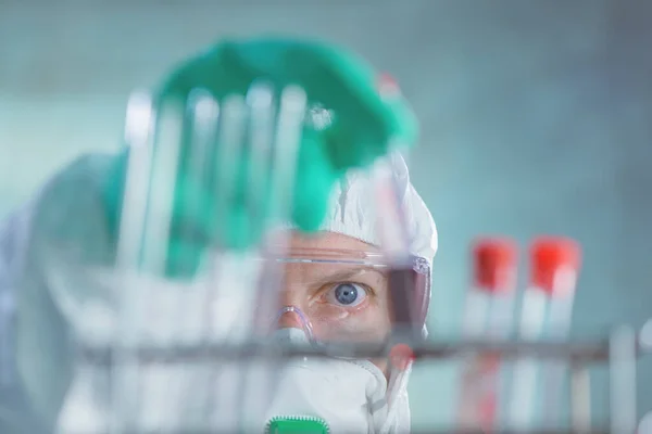 Virologista Profissional Saúde Analisando Amostra Exames Sangue Tubos Laboratório Close — Fotografia de Stock