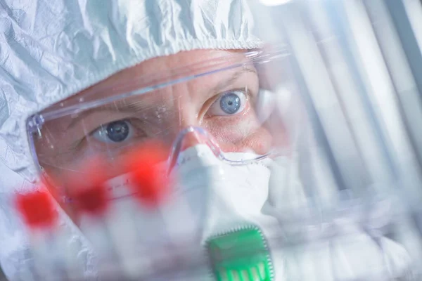 Virologista Profissional Saúde Analisando Amostra Exames Sangue Tubos Laboratório Close — Fotografia de Stock