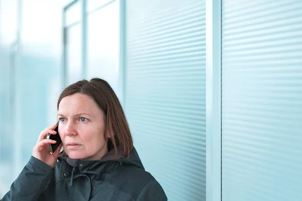 Grave Donna Preoccupata Che Parla Sul Cellulare Strada Ritratto Selettivo — Foto Stock