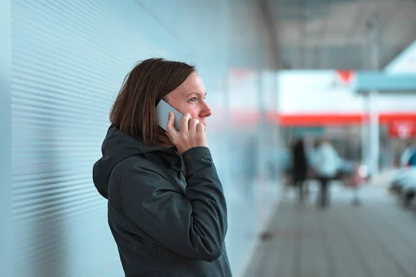 Casual Vrouw Met Behulp Van Mobiele Telefoon Voor Communicatie Buiten — Stockfoto