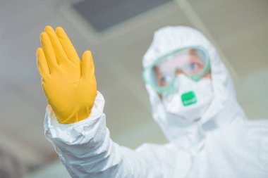 Kadın epidemiyoloji uzmanı hastane karantinasında dur işareti gösteriyor.