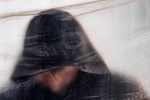 Uyuşturucu Bağımlılığı Konsepti Plastik Perdenin Arkasında Kapüşonlu Bulanık Erkek Seçici — Stok fotoğraf
