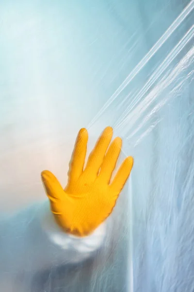 Schutzhandschuh Hinter Dem Plastikvorhang Virusquarantäne Epidemiologe Kampf Gegen Den Virusausbruch — Stockfoto