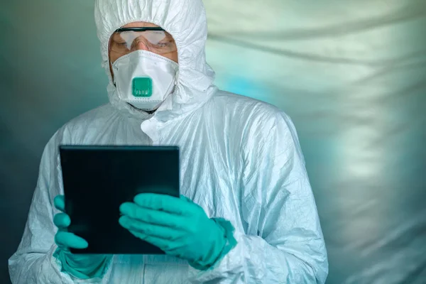 Koronavirüs Karantinasında Dijital Tablet Bilgisayar Kullanan Epidemiyoloji Uzmanı Seçici Odaklı — Stok fotoğraf