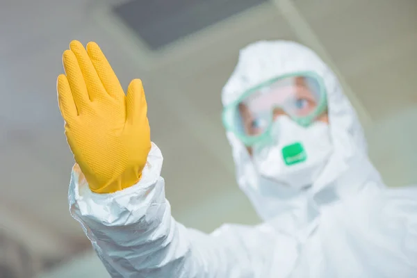 Vrouwelijke Epidemioloog Gebaar Stopteken Ziekenhuis Quarantaine Selectieve Focus — Stockfoto