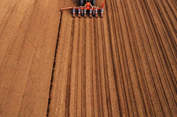 Tarlada Çalışan Tohumlu Traktörün Drone Fotoğrafçılığı Tarım Makineleri Taze Sürülmüş — Stok fotoğraf
