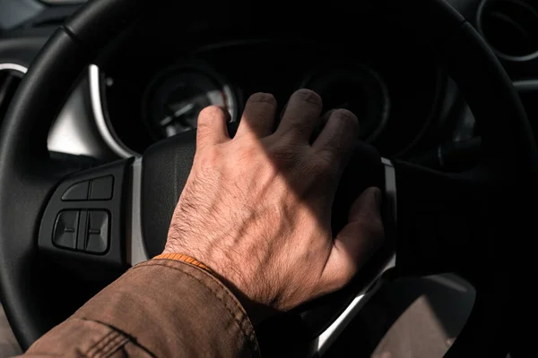 Tuta Bilhornet Trafikstockning Närbild Manlig Hand Fordonsratten Med Selektivt Fokus — Stockfoto