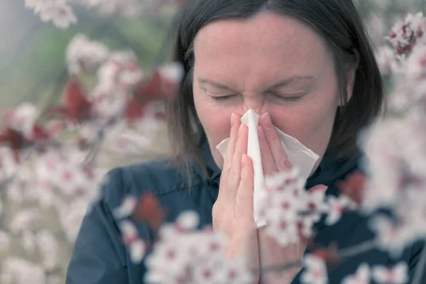 Tree Pollen Allergy Springtime Concept Woman Blowing Wiping Her Nose — Stock Photo, Image