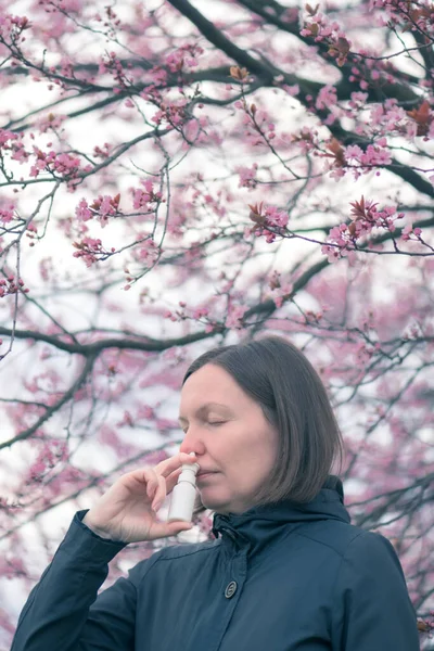 Женщина Использующая Спрей Носа Открытом Воздухе Лечения Аллергии Древесную Пыльцу — стоковое фото