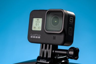 NOVI SAD, SERBIA - 21 Şubat. 2020: GoPro Hero 8 Black aksiyon kamerası 4K 60fps, illüstrasyon editör