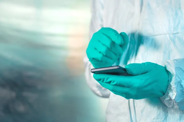 Epidemiolog Som Bruker Smarttelefon Karantene Wuhan Koronavirus Konseptuelt Bilde Med – stockfoto