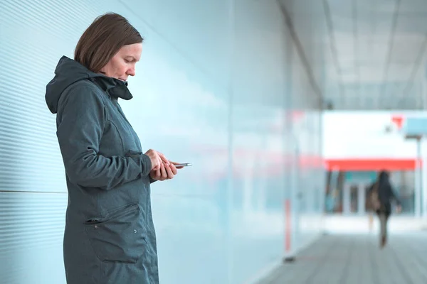 Mensagem Texto Mulher Séria Telefone Celular Livre Ambiente Urbano Moderno — Fotografia de Stock