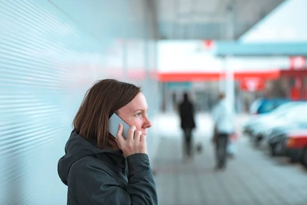 Mulher Casual Usando Telefone Celular Para Comunicação Livre Rua Entorno — Fotografia de Stock