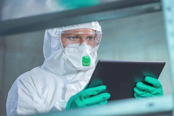 Virologist Healthcare Professional Using Tablet Computer Laboratory Close Medical Worker — Stock Photo, Image