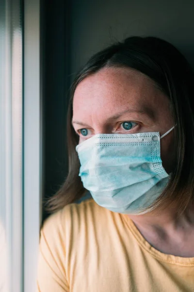 Žena Izolaci Během Propuknutí Viru Která Dívá Oknem Ustaraná Žena — Stock fotografie