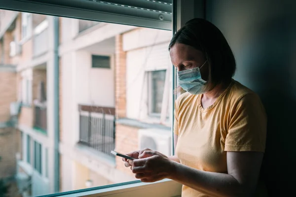 Virüs Salgını Sırasında Cep Telefonu Kullanan Kendini Izole Eden Bir — Stok fotoğraf