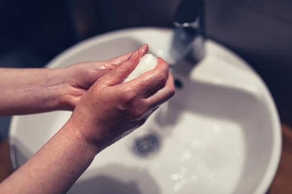 バスルーム 健康管理と衛生 選択的な焦点で女性の手を洗う — ストック写真