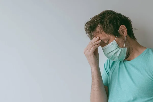Hombre Con Máscara Que Tiene Migraña Dolor Cabeza Como Síntomas —  Fotos de Stock