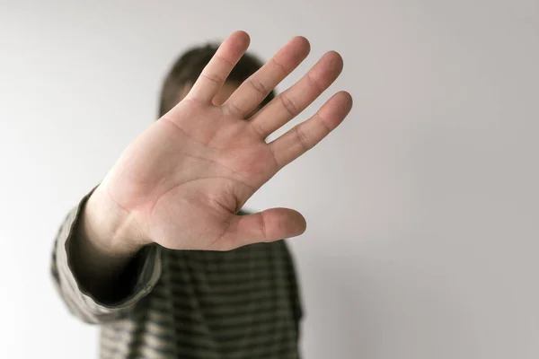 Virüs Salgını Sırasında Sosyal Mesafeler Dur Işareti Yapan Adam Ellere — Stok fotoğraf