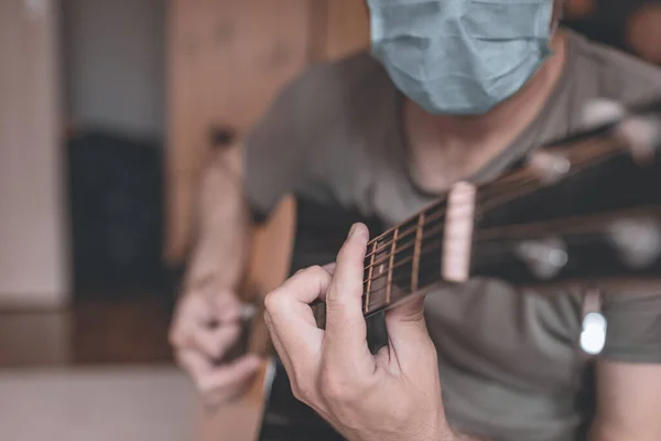 Homem Tocando Guitarra Acústica Casa Quarentena Auto Isolamento Durante Surto — Fotografia de Stock