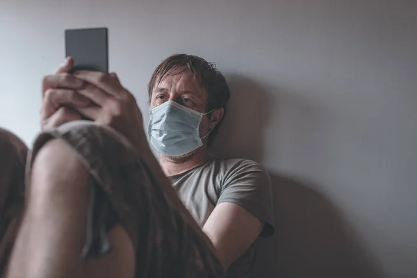 Людина Самоізоляції Під Час Спалаху Вірусу Допомогою Мобільного Телефону Занепокоєний — стокове фото