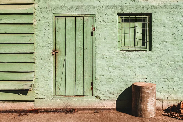 Vecchio Capannone Con Muro Mattoni Dipinto Verde Pallido Esempio Architettura — Foto Stock