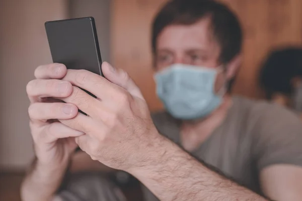 Endişeli Adam Karantinasında Cep Telefonu Kullanıyor Covid Koronavirüs Semptomları Seçici — Stok fotoğraf