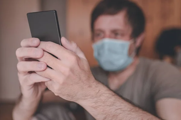 Besorgter Mann Der Sein Mobiltelefon Der Häuslichen Quarantäne Selbstisolation Wegen — Stockfoto