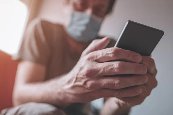 Endişeli Adam Karantinasında Cep Telefonu Kullanıyor Covid Koronavirüs Semptomları Seçici — Stok fotoğraf