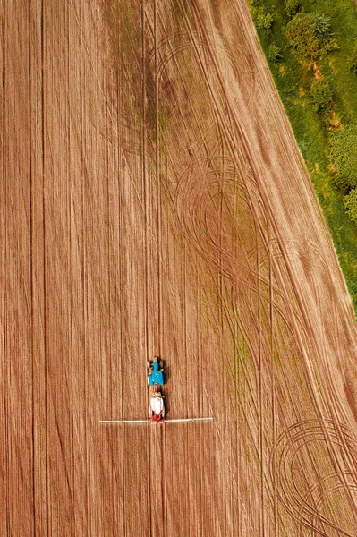 Tractor Rociando Cultivos Campo Vista Aérea Desde Dron Pov —  Fotos de Stock