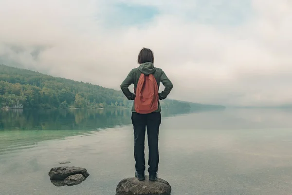 Wanderin Steht Auf Dem Felsen Und Blickt Auf Den See — Stockfoto