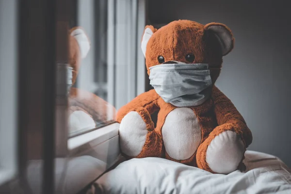 Bärenspielzeug Mit Gesichtsmaske Das Während Des Virus Ausbruchs Aus Der — Stockfoto