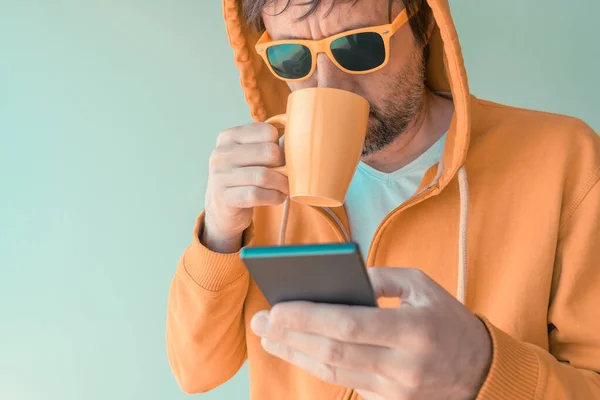 Uomo Che Beve Caffè Utilizza Telefono Cellulare Mattino Maschio Adulto — Foto Stock
