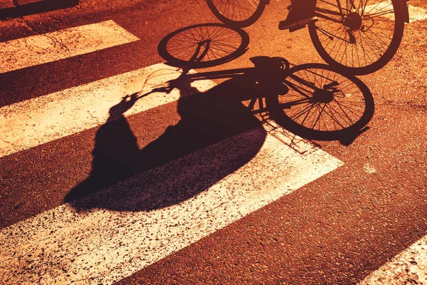 Ombre Cycliste Sur Piéton Zèbre Traversée Par Une Journée Ensoleillée — Photo