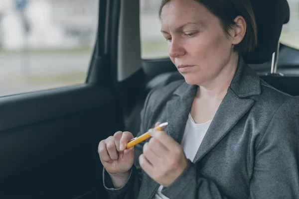 Empresaria Esperando Asiento Trasero Del Coche Jugando Con Lápiz Para — Foto de Stock