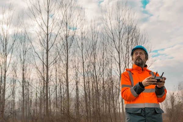 Skogstekniker Som Flyger Drönare Med Fjärrkontroll Skogen Och Gör Flygbilder — Stockfoto